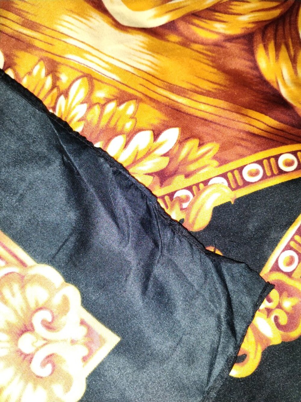 Super cool designer versace scarf! - Picture 11 of 11